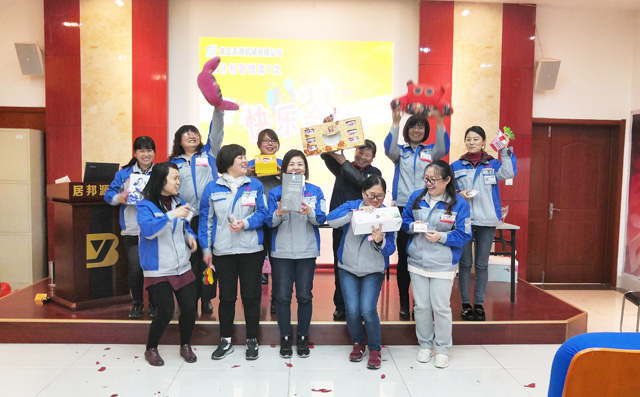 女同胞進(jìn)行抽獎(jiǎng)