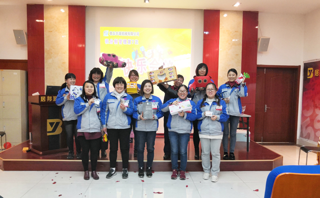 女同胞進(jìn)行抽獎(jiǎng)