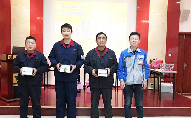 為2月份車間積分前3名及管理積分第1名獲獎(jiǎng)人員頒獎(jiǎng)