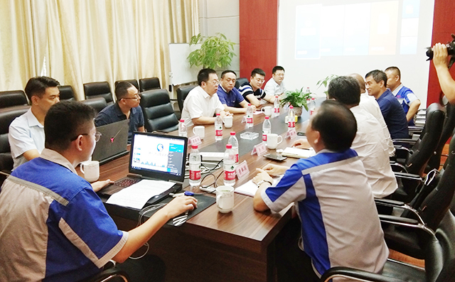 暨揭牌儀式之后校領(lǐng)導(dǎo)章丘區(qū)領(lǐng)導(dǎo)在山東居邦源機械集團董事長景奉國的引領(lǐng)下進行座談，會議指出國以才立，政以才治，業(yè)以才興，創(chuàng)新驅(qū)動的實質(zhì)是人才驅(qū)動。