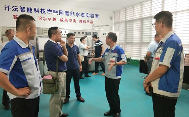 在集團董事長景奉國的引領(lǐng)下大家對公司進行了參觀。