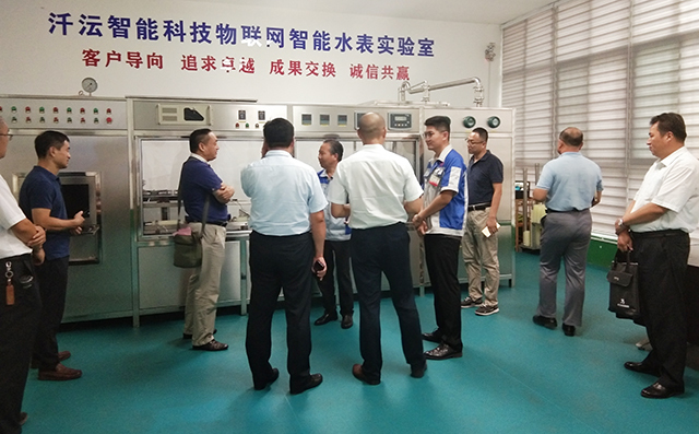 在集團董事長景奉國的引領(lǐng)下大家對公司進行了參觀。