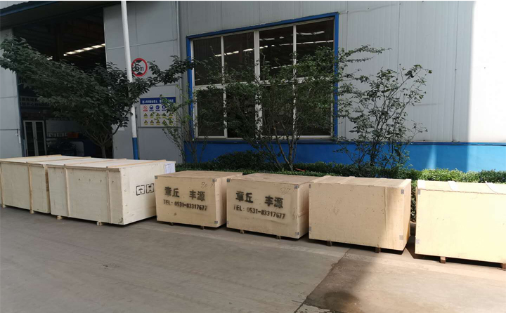 擺放整齊等待發(fā)貨的羅茨風(fēng)機(jī) 擺放整齊等待發(fā)貨的羅茨風(fēng)機(jī)